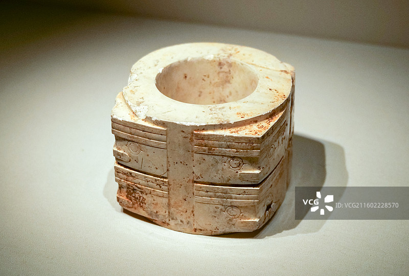 玉琮 良渚文化 1987年浙江余杭瑶山出土 中国国家博物馆“古代中国基本陈列”图片素材