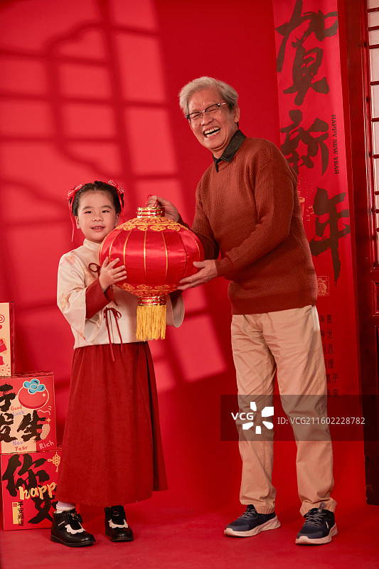手拿灯笼的爷爷与孙女图片素材
