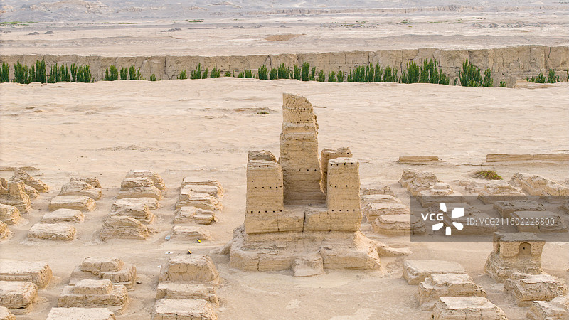 新疆吐鲁番市，世界文化遗产：交河故城-塔林；傍晚时分的景色，航拍视角。图片素材