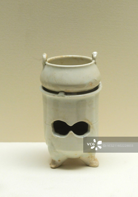 白瓷茶具-煎茶用的风炉和茶鍑 五代 传河北唐县出土 中国国家博物馆“古代中国基本陈列”图片素材