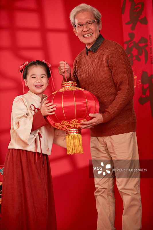 手拿灯笼的爷爷与孙女图片素材