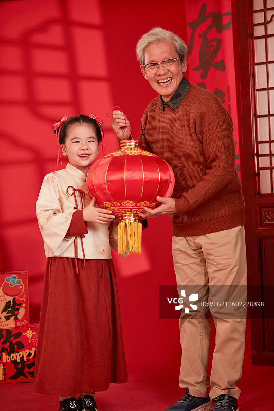 手拿灯笼的爷爷与孙女图片素材