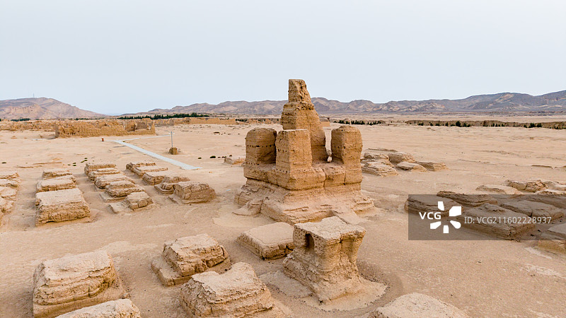 新疆吐鲁番市，世界文化遗产：交河故城-塔林；傍晚时分的景色，航拍视角。图片素材