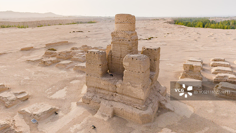 新疆吐鲁番市，世界文化遗产：交河故城-塔林；傍晚时分的景色，航拍视角。图片素材