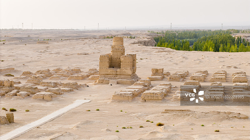 新疆吐鲁番市，世界文化遗产：交河故城-塔林；傍晚时分的景色，航拍视角。图片素材