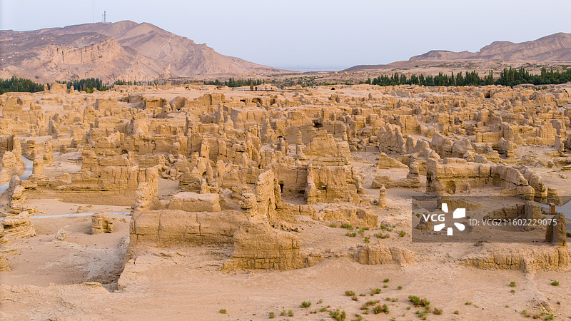 新疆吐鲁番市，丝绸之路世界文化遗产：交河故城；金色时刻，航拍视角。图片素材