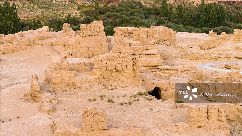 新疆吐鲁番市，丝绸之路世界文化遗产：交河故城；金色时刻，航拍视角。图片素材