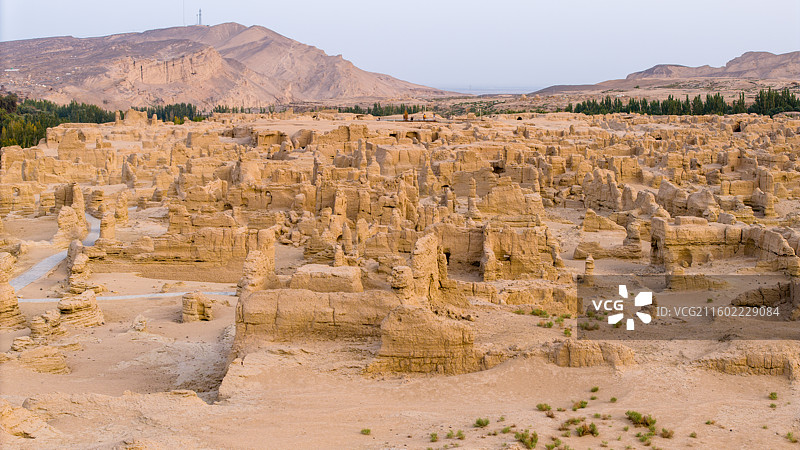 新疆吐鲁番市，丝绸之路世界文化遗产：交河故城；金色时刻，航拍视角。图片素材