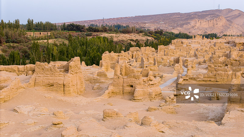 新疆吐鲁番市，丝绸之路世界文化遗产：交河故城；金色时刻，航拍视角。图片素材