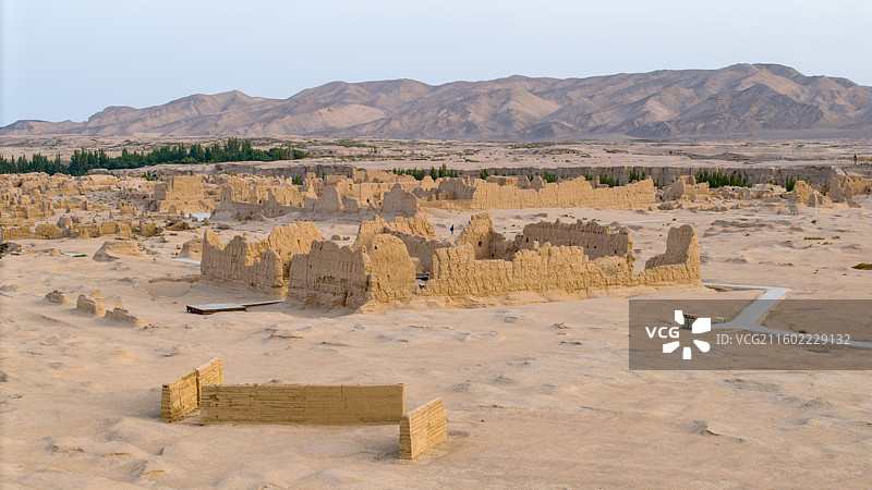 新疆吐鲁番市，世界文化遗产：交河故城-东北寺院；傍晚时分的景色，航拍视角。图片素材