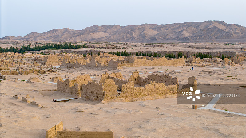 新疆吐鲁番市，世界文化遗产：交河故城-东北寺院；傍晚时分的景色，航拍视角。图片素材