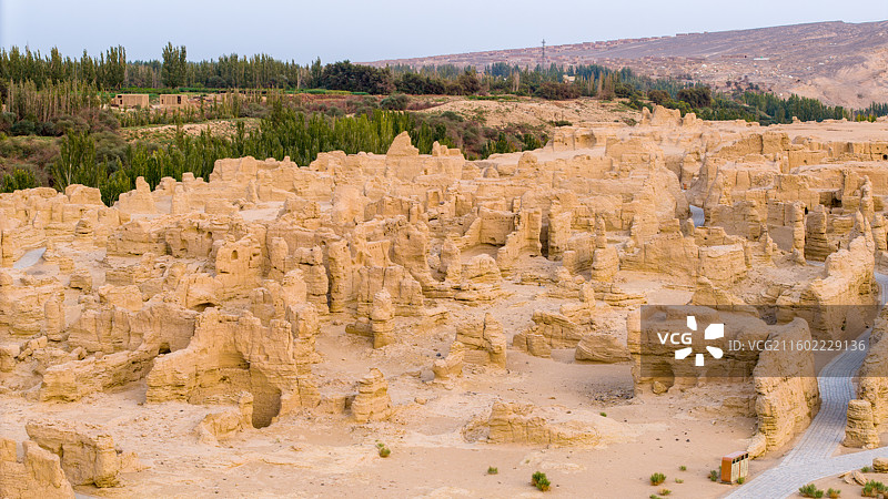 新疆吐鲁番市，丝绸之路世界文化遗产：交河故城；金色时刻，航拍视角。图片素材