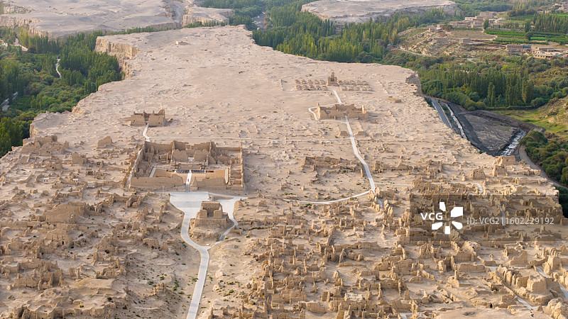 新疆吐鲁番市，丝绸之路世界文化遗产：交河故城；航拍视角。图片素材