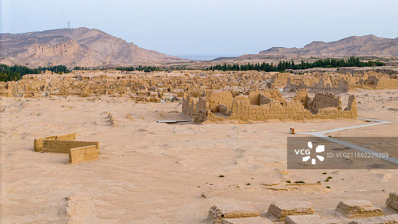 新疆吐鲁番市，丝绸之路世界文化遗产：交河故城，前景为东北寺院；金色时刻，航拍视角。图片素材