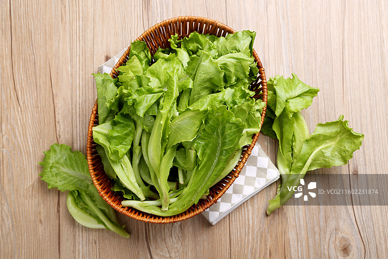 竹篮中的新鲜生菜图片素材
