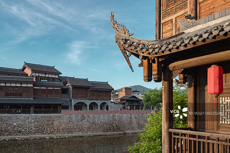 清晨汀江畔木质古建筑，福建长汀图片素材