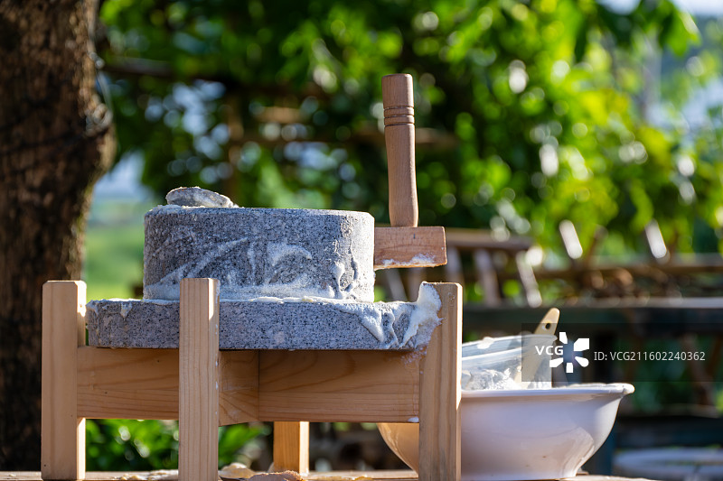 户外石磨研磨工具图片素材