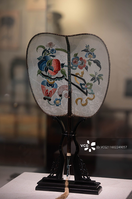 竹柄绣花卉寿桃纹执扇，广州十三行博物馆，王恒、冯杰伉俪赠图片素材