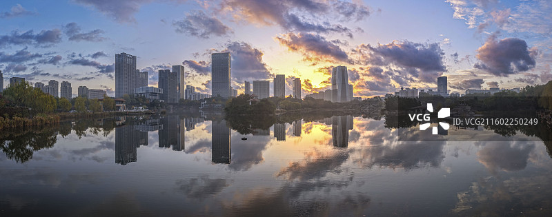 秋韵晨画：银河公园的镜影诗篇图片素材