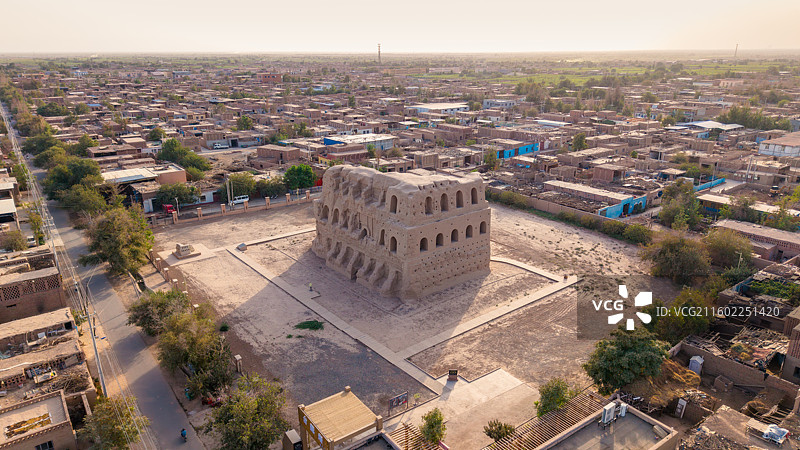 新疆吐鲁番市，台藏塔；日落时分的风景，航拍视角。图片素材