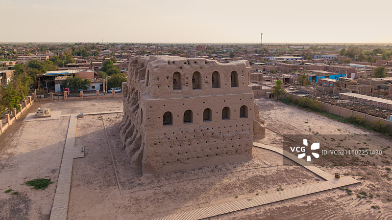 新疆吐鲁番市，台藏塔；日落时分的风景，航拍视角。图片素材