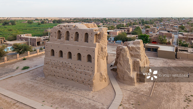 新疆吐鲁番市，台藏塔；日落时分的风景，航拍视角。图片素材