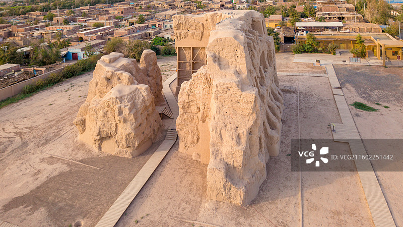 新疆吐鲁番市，台藏塔；日落时分的风景，航拍视角。图片素材