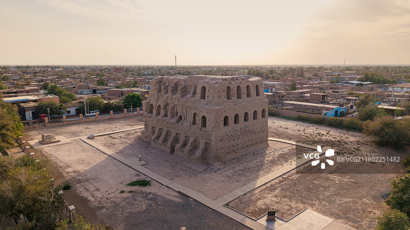 新疆吐鲁番市，台藏塔；日落时分的风景，航拍视角。图片素材