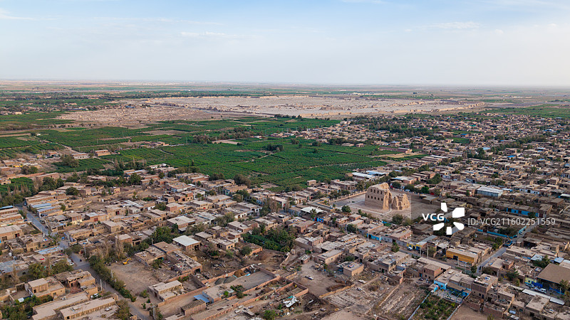 新疆吐鲁番市，日落时分的台藏塔和高昌故城遗址；航拍视角。图片素材