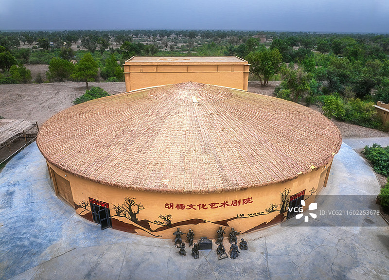 荒漠绿洲，新疆喀什巴楚红海景区风光，胡杨文化艺术剧院，航拍视角图片素材