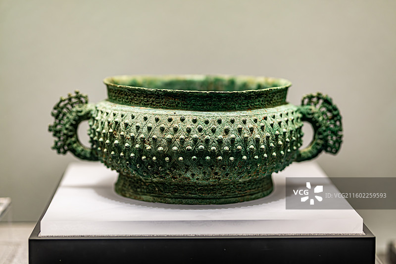 安徽博物院藏屯溪弈棋一号墓出土西周晚期春秋乳钉纹簋图片素材