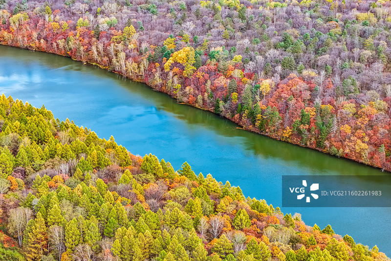 秋季，层林尽染，无人机航拍吉林省长白山池北区三道白河秋季自然风光。图片素材