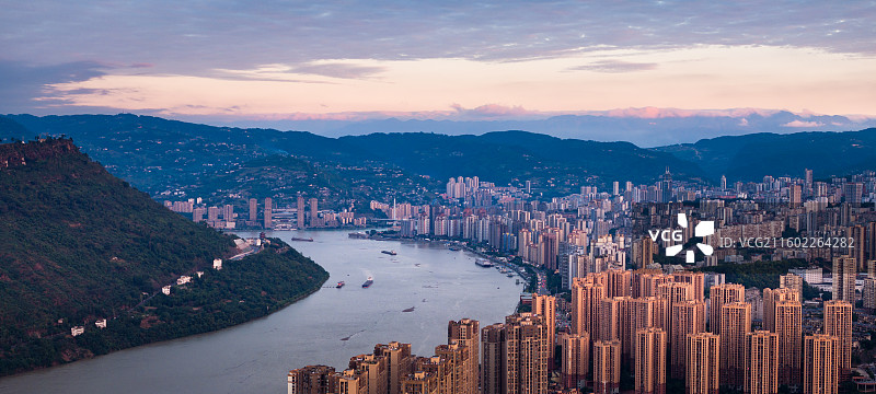 日落时分长江与涪陵城市风光天际线高视角全景图图片素材