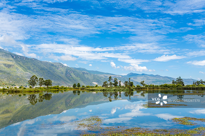 中国云南省大理白族自治州鹤庆县东草海国家湿地公园附近风光图片素材