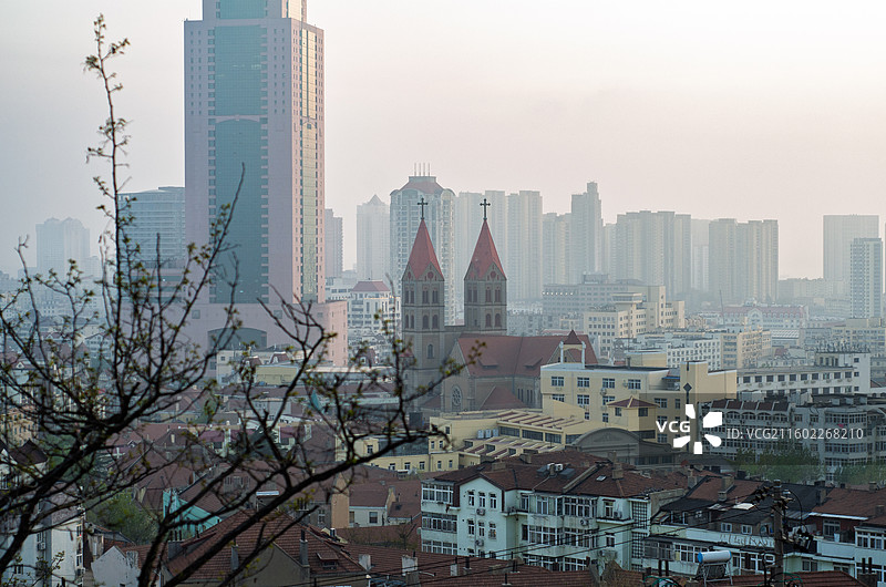 山东青岛观象山城市建筑群与教堂远景图片素材