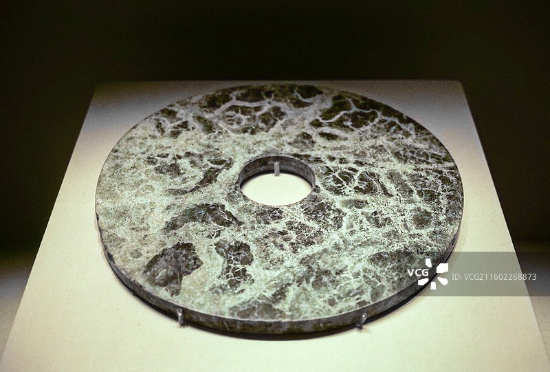玉璧 良渚文化 1988年浙江余杭长命出土 中国国家博物馆“古代中国基本陈列”图片素材