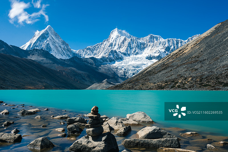 库拉岗日雪山与湖泊图片素材