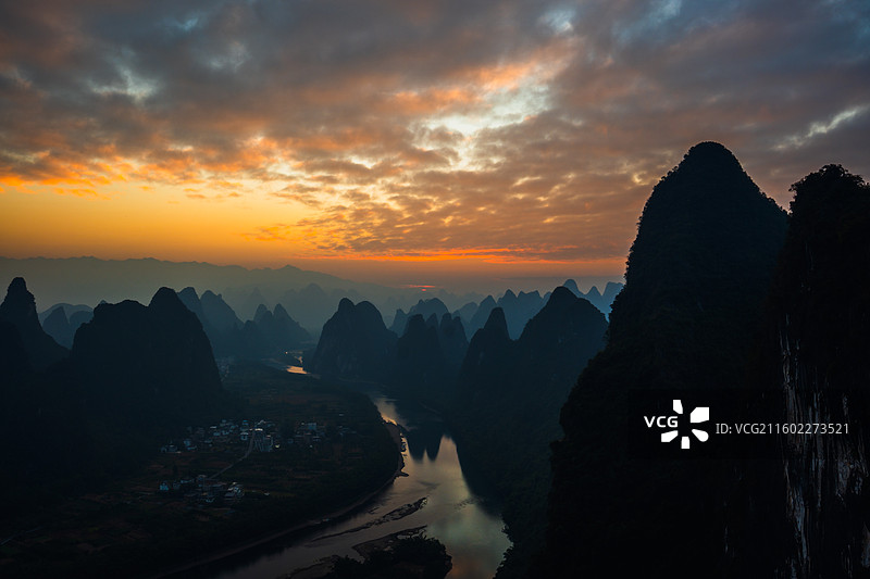 广西桂林阳朔相公山大面山日出日落千里江山图峰林山峦山水风光剪影漓江弯曲河流航拍图片素材