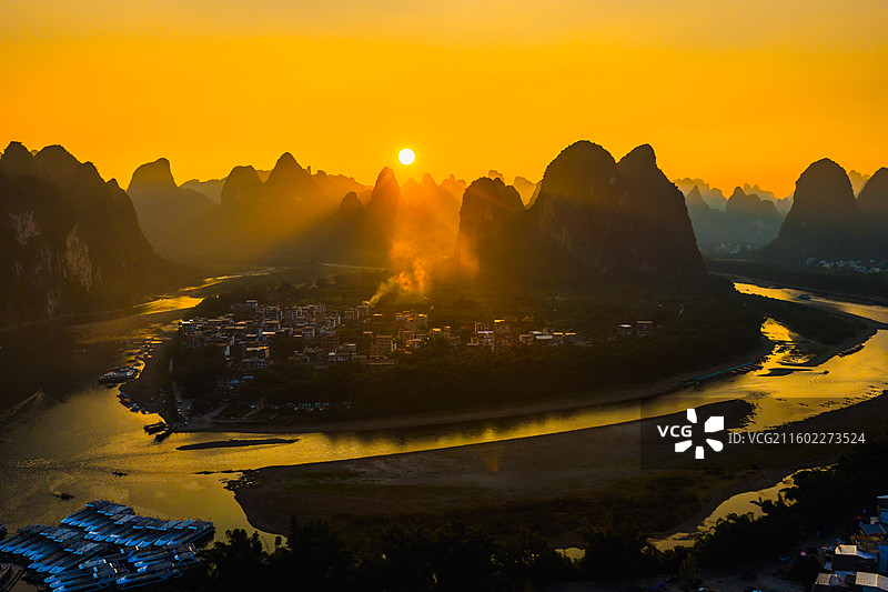 广西桂林阳朔相公山大面山日出日落千里江山图峰林山峦山水风光剪影漓江弯曲河流航拍图片素材