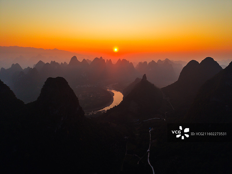 广西桂林阳朔相公山大面山日出日落千里江山图峰林山峦山水风光剪影漓江弯曲河流航拍图片素材