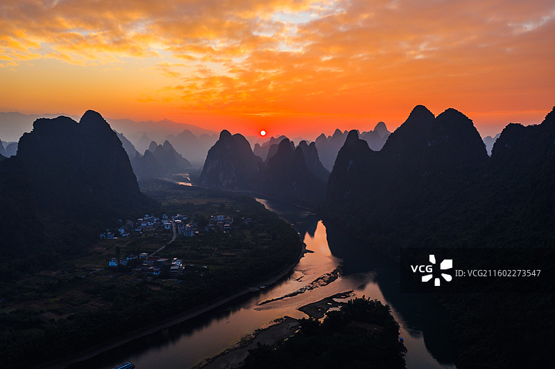 广西桂林阳朔相公山大面山日出日落千里江山图峰林山峦山水风光剪影漓江弯曲河流航拍图片素材