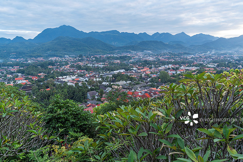老挝琅勃拉邦市普西山俯瞰图图片素材