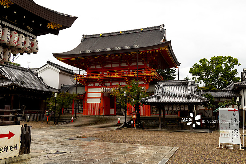 祇园的象征：八坂神社本殿与舞殿，古都清晨的庄严之美图片素材