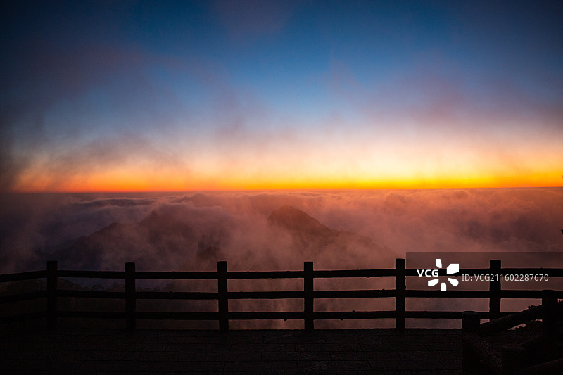 黄山云海日落蓝调景观风光大片图片素材
