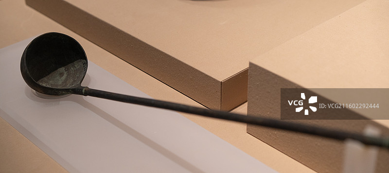 陈列在湖北省博物馆的长柄铜勺图片素材