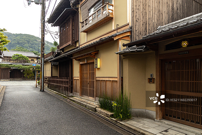 古都的宁静街角：清晨祇园的无人街道与传统建筑图片素材
