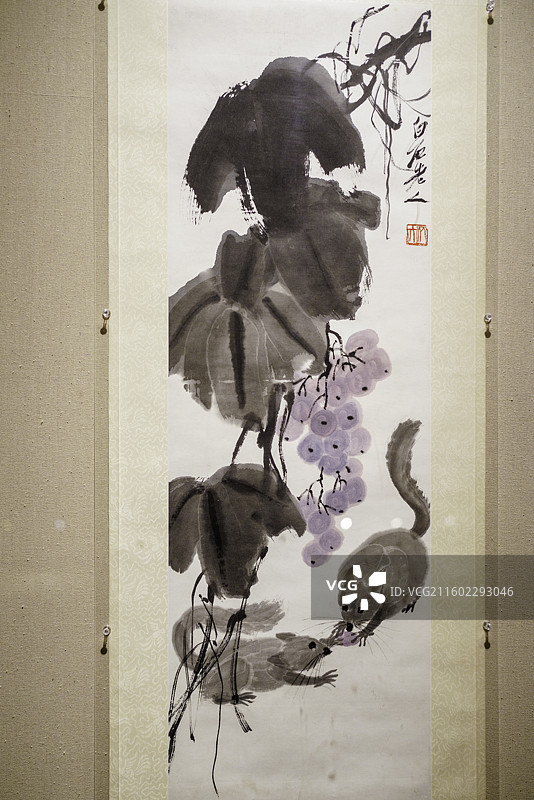 北京画院“三家门下转轮来—齐白石与徐渭、八大山人、吴昌硕”展览藏品——齐白石《葡萄松鼠》图片素材