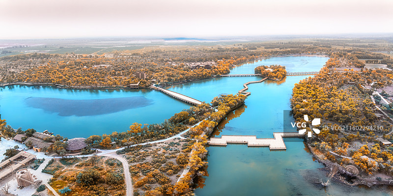 荒漠绿洲，新疆喀什巴楚红海景区风光，航拍视角图片素材