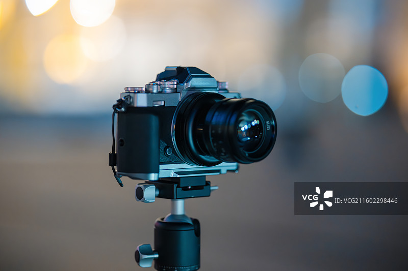 三脚架上的相机特写夜景图片素材