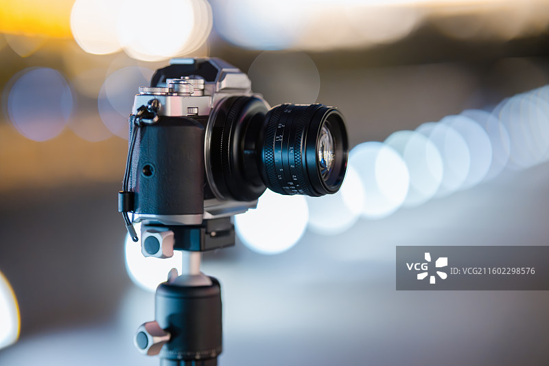 三脚架上的相机特写夜景图片素材